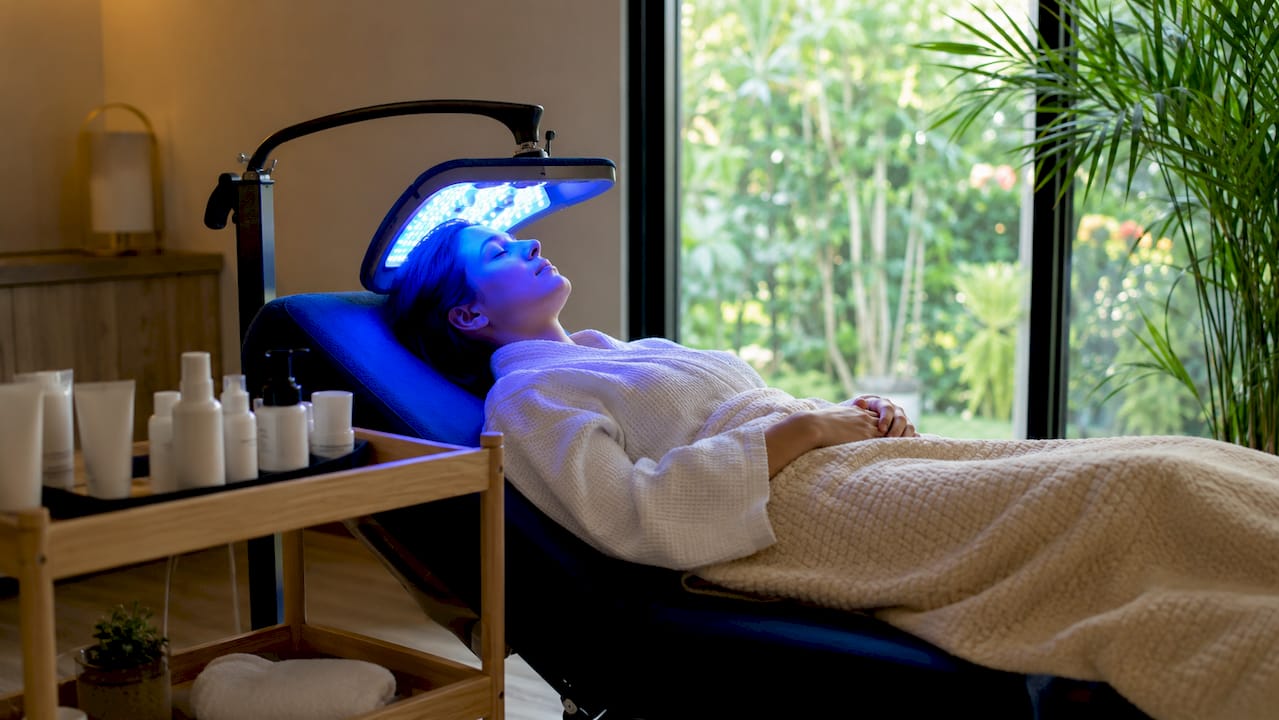Trattamento viso a LED in corso su una paziente