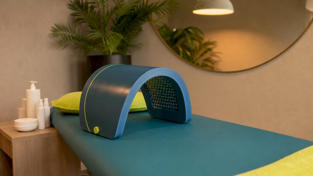 Il dispositivo per la terapia LED Celluma posizionato sul lettino per i trattamenti
