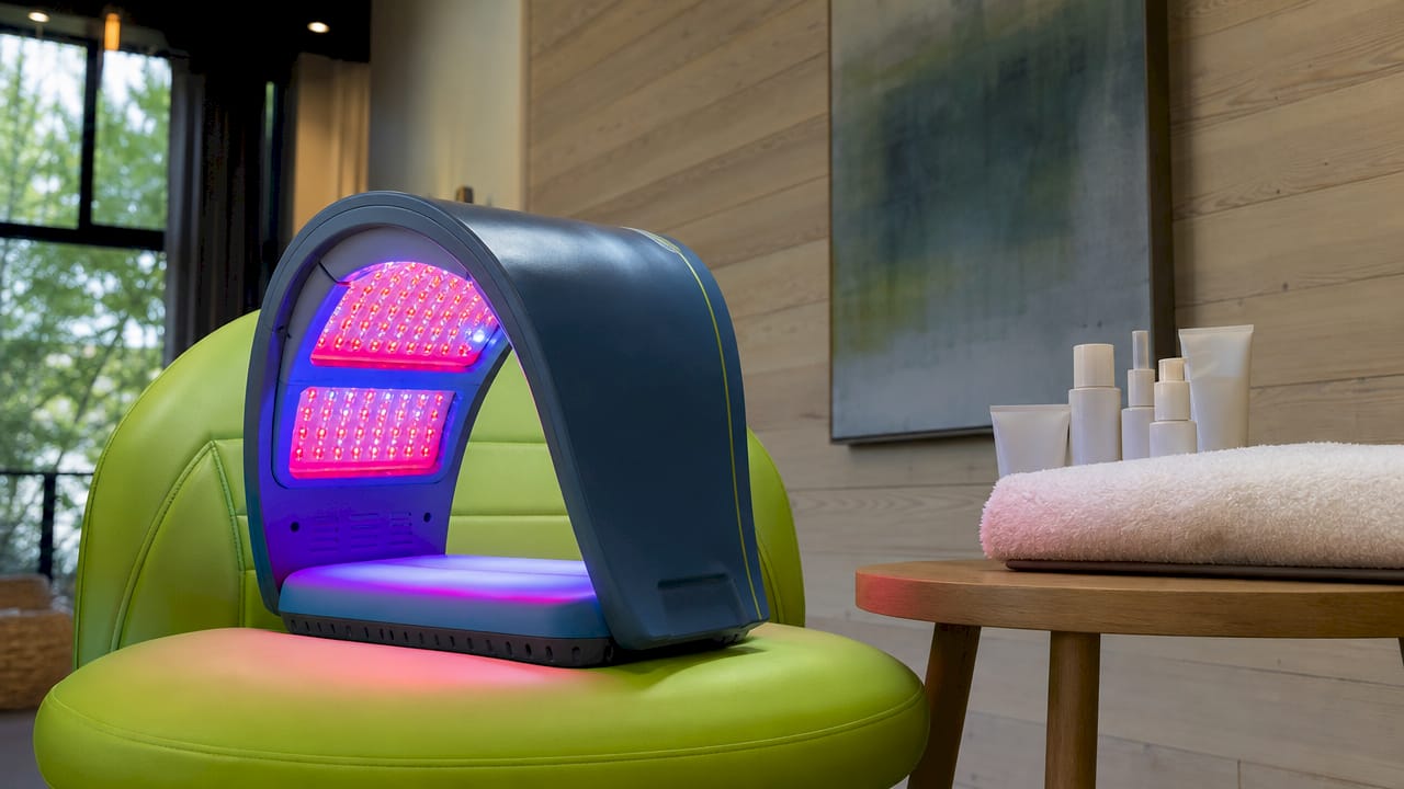 Dispositivo per terapia a LED Celluma posizionato sul lettino per i trattamenti