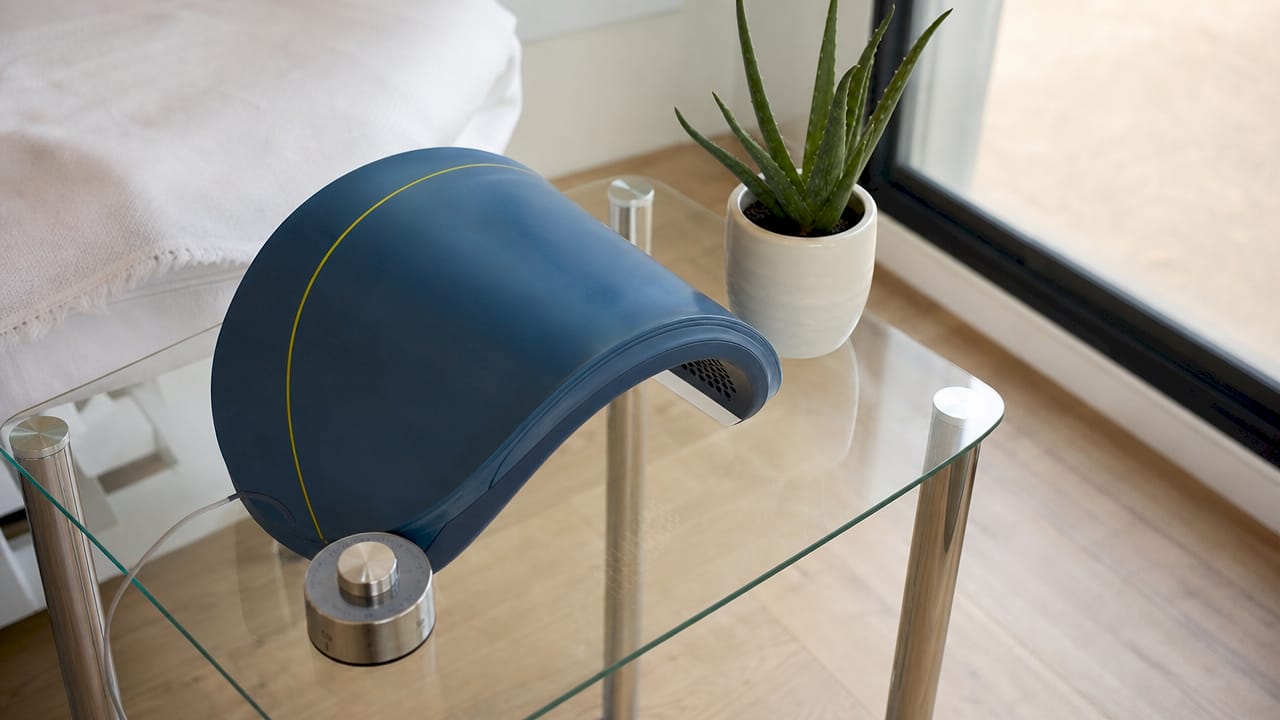 Apparecchio LED Celluma per fototerapia posizionato sul banco