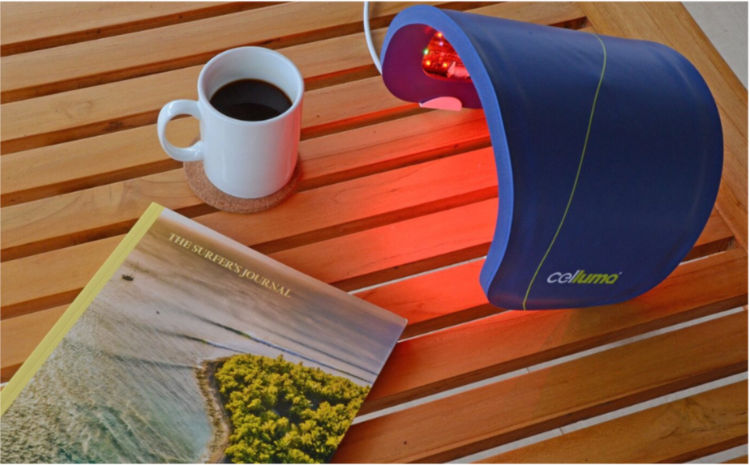 Dispositivo Celluma su tavolino con caffè e rivista